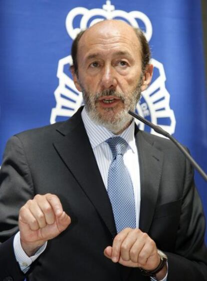 Rubalcaba comparece ante los medios de comunicación tras la inauguración del nuevo edificio de la Comisaria Provincial de la Policía Nacional en Alicante.