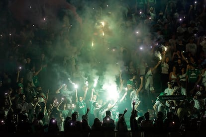 Aficionados del equipo de fútbol del Chapecoense rinden un homenaje a su equipo en el estadio Arena Condado en Chapecó (Brasil).