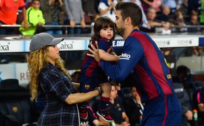 Gerard Piqué y Shakira, con su hijo Milan, al inicio del encuentro en el Camp Nou.