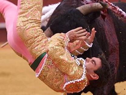 Imagen de la voltereta que sufrió José Tomás en su primer toro.