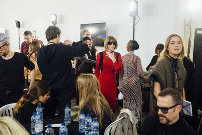 La directora de Vogue USA, Anna Wintour, en el backstage de Jean Paul Gaultier.