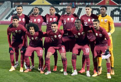 El equipo de Qatar posa antes de un partido.
