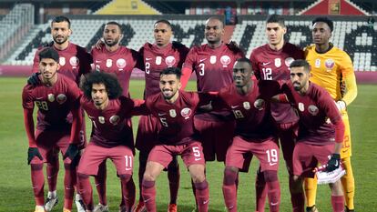 El equipo de Qatar posa antes de un partido.