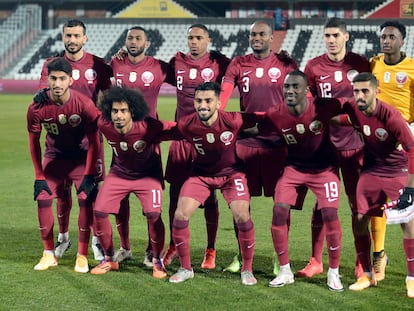 El equipo de Qatar posa antes de un partido.