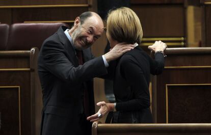 Rubalcaba, entonces secretario general del PSOE, bromea con la que era líder de UPyD, Rosa Díez, llevando las manos a su cuello, durante la primera comparecencia del presidente del Gobierno, Mariano Rajoy, en el Congreso de los Diputados, el 8 de febrero de 2012.