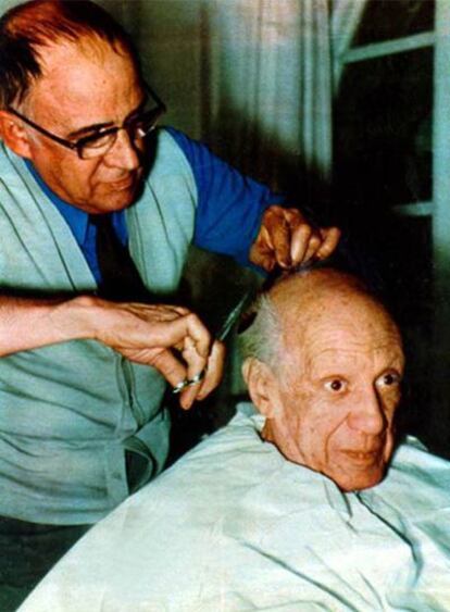 Eugenio Arias cortándole el pelo a Pablo Picasso.
