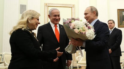 El presidente ruso, Vladímir Putin (derecha), recibe a Benjamin Netanyahu y a su esposa, Sarah, en el Kremin, este jueves.