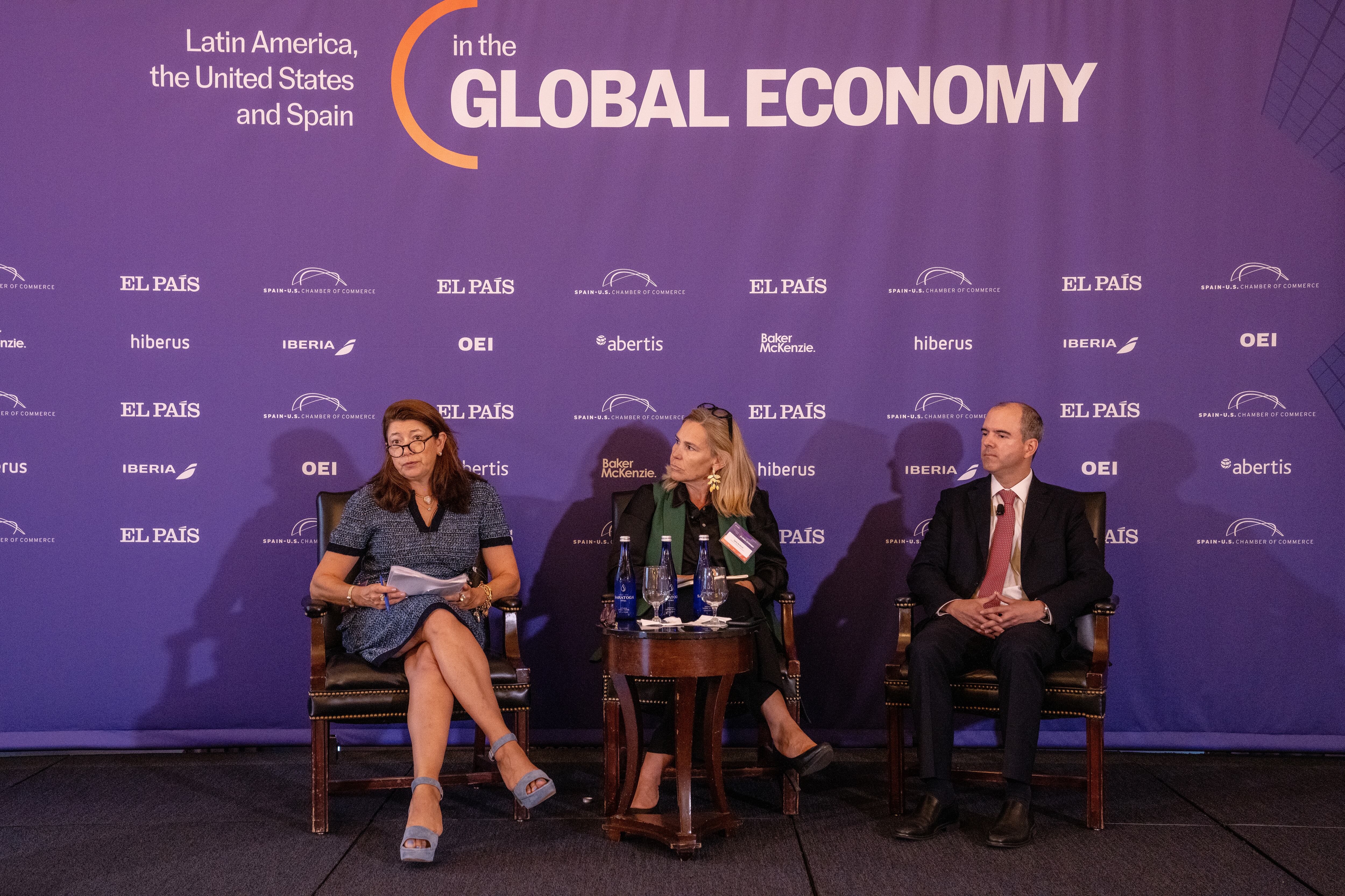 Desde la izquierda: Lisa Schineller, directora general de Calificaciones Soberanas de las Américas en S&P Global Ratings; Carla Arimont, vicepresidenta de la Cámara Oficial de Comercio de España en EE UU; y Ernesto Revilla, director gerente y jefe de Economía Latinoamericana de Citigroup. 