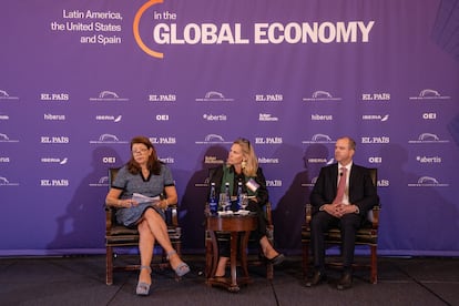 Lisa Schineller, directora general de Calificaciones Soberanas de las Américas en S&P Global Ratings; Carla Arimont, vicepresidenta de la Cámara Oficial de Comercio de España en EEUU, y Ernesto Revilla, director gerente y jefe de Economía Latinoamericana de Citigroup.