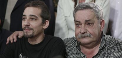 Francisco Madariaga Quintela hoy junto a su verdadero padre Abel Pedro Madariaga durante una conferencia de prensa