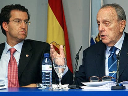 Alberto Núñez Feijoo, vicepresidente primero de la Xunta, junto a Manuel Fraga en rueda de prensa.
