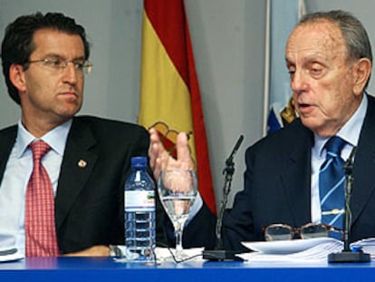 Alberto Núñez Feijoo, vicepresidente primero de la Xunta, junto a Manuel Fraga en rueda de prensa.