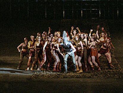 Aquiles perseguido por las amazonas, en una escena del montaje de Peter Stein de <b></b><i>Pentesilea,</i> de Kleist.