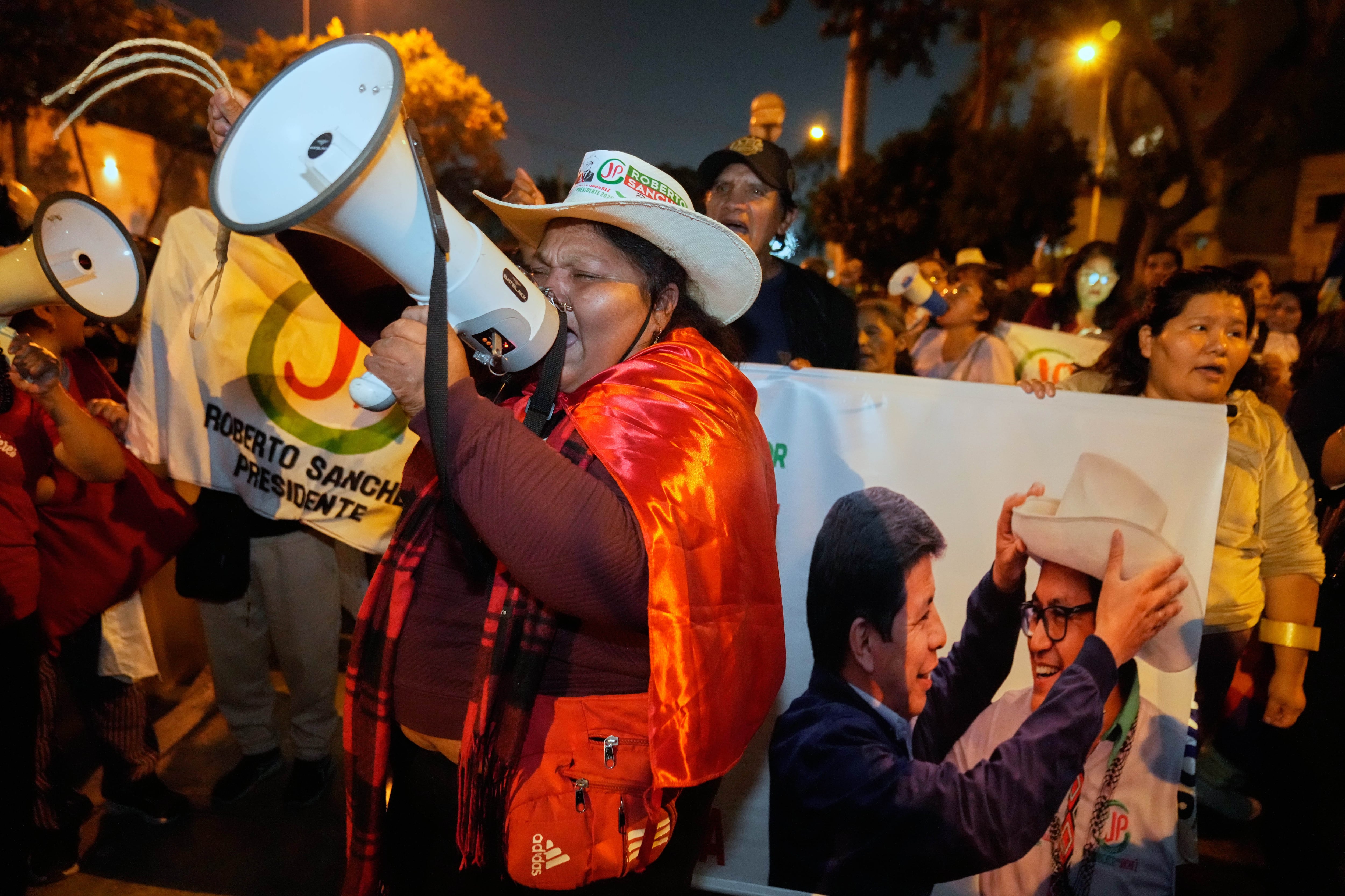 Un mes de especulaciones, sospechas y dudas: el efecto de la demora en conocer los resultados de las presidenciales en Perú