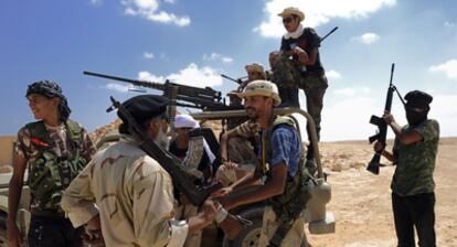 Combatientes rebeldes en mitad del desierto, cerca de Bin Yauad.