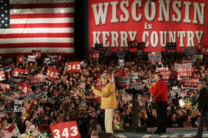Kerry se dirige a sus partidarios en un mitin en Appleton, en el Estado de Wisconsin.
