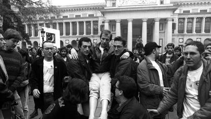 Una cadena humana transporta al escultor Pepe Espali&uacute;, enfermo de sida, por las calles de Madrid el d&iacute;a internacional del sida. 1/12/92
 