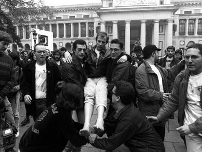Una cadena humana transporta al escultor Pepe Espaliú, enfermo de sida, por las calles de Madrid el día internacional del sida. 1/12/92