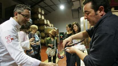 José Mendoza sirve uno de sus caldos en las bodegas.
