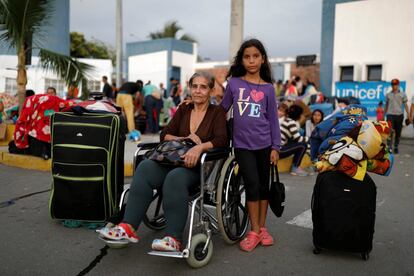 Íris Mejías, de 68 anos, foi diagnosticada com câncer poucos meses depois que sua filha e seu genro deixaram a Venezuela para trabalhar no Peru. Agora, descansa com sua neta Vitória, de 10 anos, no centro de serviço fronteiriço entre o Equador e o Peru antes de continuar sua viagem a Lima. Íris trabalhou por mais de 40 anos como enfermeira, mas seu salário atual não dava nem para comprar a comida de uma semana. "Depois da cirurgia, não pude receber a quimioterapia porque não temos acesso a medicamentos. Me decepciona que me tenham roubado a velhice". Íris realizou a viagem para levar Vitória até sua mãe, por medo a que o câncer a consumisse deixando a menina "no limbo", enquanto os dois irmãos maiores de Vitória ficaram em Venezuela completando seus estudos.