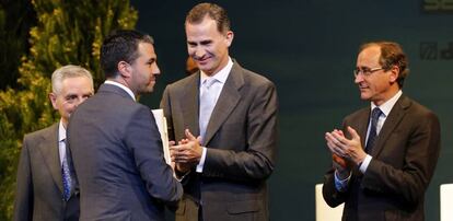 Luis Cañada, el Rey y Alfonso Alonso, este lunes.