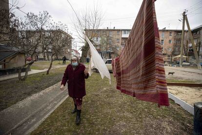 Una mujer en la ciudad de Schastia, en la región de Luhansk (Ucrania), el 22 de febrero de 2022, en pleno aumento de la tensión con Rusia tras su reconocimiento de las regiones separatistas. Dos días después, comenzó la guerra.