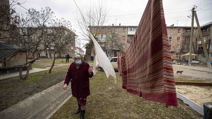 Una mujer en la ciudad de Schastia, en la región de Luhansk (Ucrania), el 22 de febrero de 2022, en pleno aumento de la tensión con Rusia tras su reconocimiento de las regiones separatistas. Dos días después, comenzó la guerra.