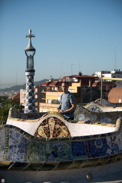 Un visitante en la plaza de la Naturaleza del Park Güell.