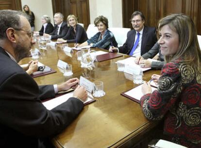 Bibiana Aído, con el comité de expertos que ha estudiado las reformas legales que deberían incluirse en la nueva regulación de la interrupción voluntaria del embarazo