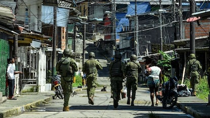 Miembros de la Armada Nacional de Colombia patrullan una calle en Buenaventura