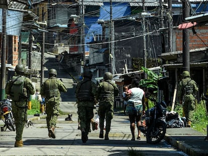 Miembros de la Armada Nacional de Colombia patrullan una calle en Buenaventura