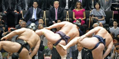Donald Trump y Shinzo Abe asisten a una lucha de sumo, con sus esposas.