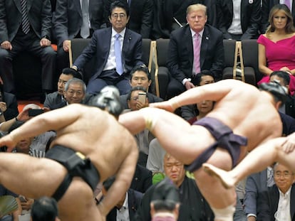 Donald Trump y Shinzo Abe asisten a una lucha de sumo, con sus esposas.