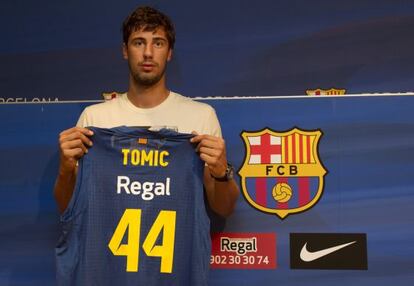 Presentación de Ante Tomic como jugador del Barcelona.