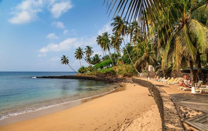 Este diminuto archipiélago africano de Santo Tomé y Príncipe, del que pocos se acuerdan al pensar en sus vacaciones (recibe menos de 10.000 turistas al año), garantiza un escenario de paraíso terrenal. Además, presume de estar en el centro del mundo, y es verdad: está atravesado por la línea imaginaria del Ecuador y muy cerca del meridiano de Greenwich, es decir, es el punto más próximo a la posición de Latitud 0º Longitud 0º.