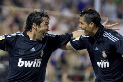 Raúl y Cristiano Ronaldo celebran el gol del delantero español, el primero del Madrid