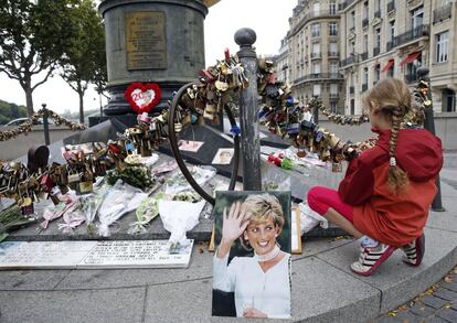 Una niña engancha un candado en el lugar improvisado para rendir homenaje a Diana de Gales, en París.