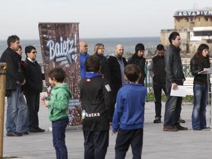 Beñat Zarrabeitia y Nagore García (ambos delante), durante la rueda de prensa que han ofrecido en San Sebastián.