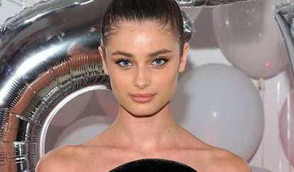 La modelo Taylor Hill, en el aniversario de Jimmy Choo en 2016.