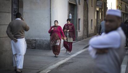 Diversos ciutadans caminen pel Raval. 