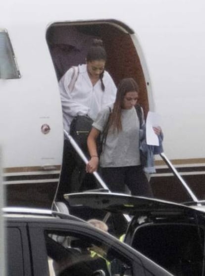 Ariana Grande, este viernes a su llegada al aeropuerto de London-Stansted.