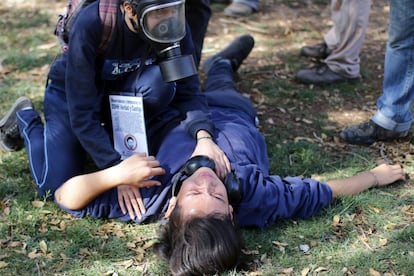 Un manifestante es atendido por un defensor de derechos humanos durante los enfrentamientos