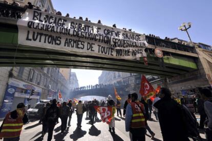 Manifestación en las calles de Marsella contra la reforma de las pensiones del Gobierno francés.