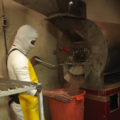 Operarios de la fábrica en las tareas de moler el grano.