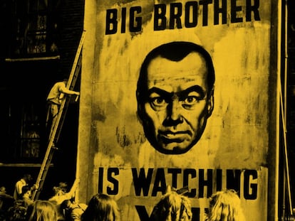 Cartel promocional de la película 1984 con el mensaje “El Gran Hermano te vigila” (1956). 