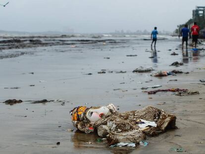 Restos de figuras de la deidad Ganesh y sus abalorios se apilan en la playa de Juhu, en el centro de Bombay, justo después de la celebración del Ganpati, uno de los festivales religiosos más venerados y contaminantes de India.