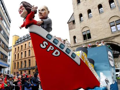 Esculturas de papel maché de los entonces líderes del SPD Andrea Nahles y Olaf Scholz en un barco que se hunde en Colonia, el pasado 4 de marzo.