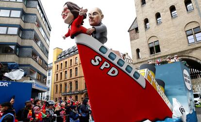 Esculturas de papel maché de los entonces líderes del SPD Andrea Nahles y Olaf Scholz en un barco que se hunde en Colonia, el pasado 4 de marzo.