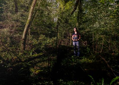 La joven ornitóloga, en un bosque alrededor de la aldea donde vive con su madre y su padre, en el sudoeste de Inglaterra.