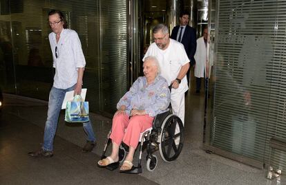 Pilar de Borbón y su hijo Fernando Gómez-Acebo, a su salida de la clínica de Mallorca.